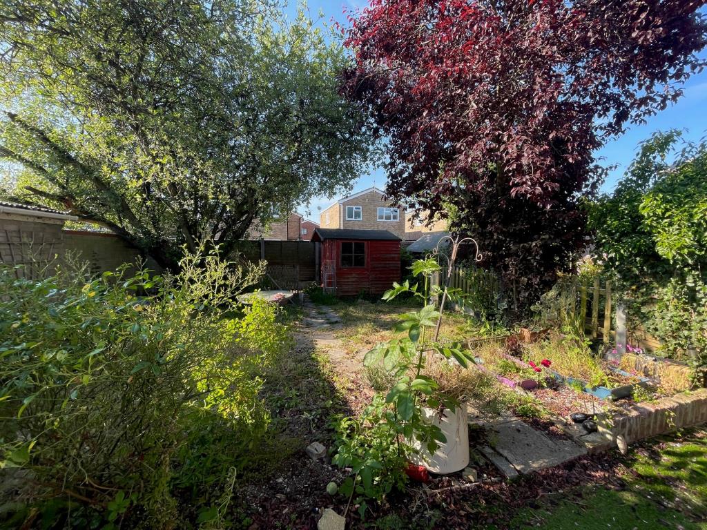 Lot: 136 - SEMI-DETACHED HOUSE FOR IMPROVEMENT - Rear garden at 1 ludgrove